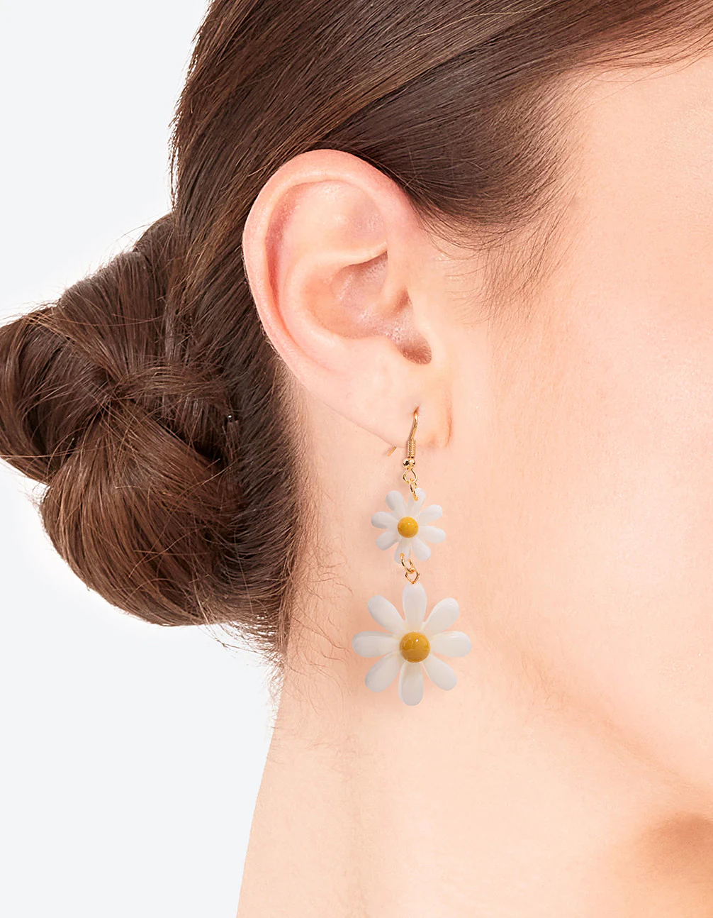 90s White Daisy Drop Earrings - Image 2